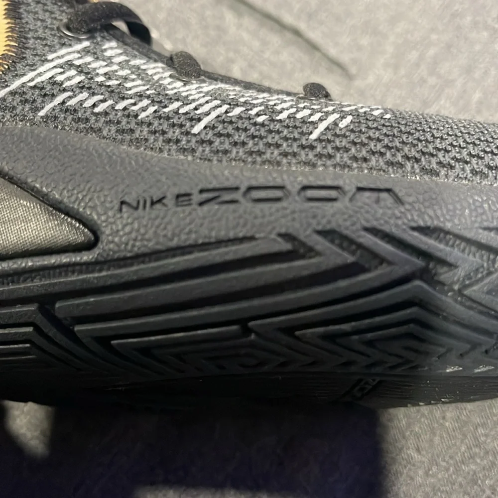 Nike KYRIE FLY TRAP ZOOM BLACK & GOLD Men’s 9.  NEVER WORN. NEW NO BOX - Picture 4 of 8